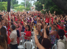 Nas ruas, professores de Fortaleza exigem afastamento do secretário Jaime Cavalcante