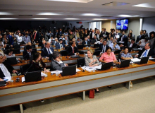 Divergências entre senadores impedem leitura do relatório da reforma trabalhista