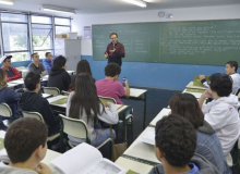 Volta às aulas presenciais este mês coloca professores e alunos em risco