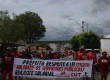 Servidores da Educação protestam contra corte de salários de grevistas