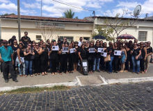 No primeiro ato de greve, municipais de Jucurutu realizam enterro simbólico do PCCS