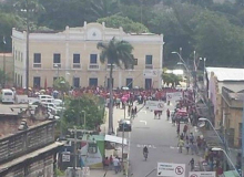 Professores municipais em greve protestam no Centro de Fortaleza