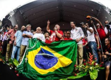 Debaixo de chuva, Lula e cearenses dizem não ao golpe