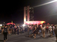 Manifestantes fecham Eixo Monumental em ato contra PEC do teto de gastos