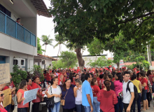 Servidores em greve ocupam a Seduc de Caucaia por tempo indeterminado
