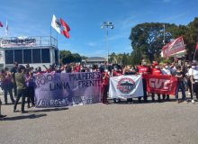 Confetam fortalece protesto de funcionários de fornecedoras da LG em frente à fábrica em Taubaté