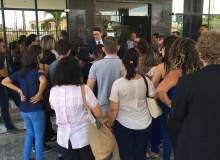 Protesto no Fórum de Socorro defende assistente social que se recusou a fazer investigação policial