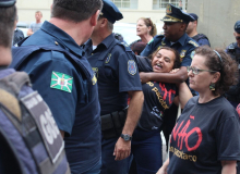 Sob protestos, vereadores de Curitiba (PR) aprovam nova retirada de direitos de servidores