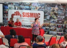 Aposentados discutem coleta de assinaturas contra reforma trabalhista